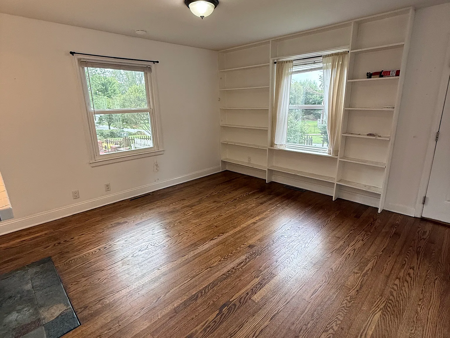 3 bed, 1075 sqft, $1,950 — Photo 3
