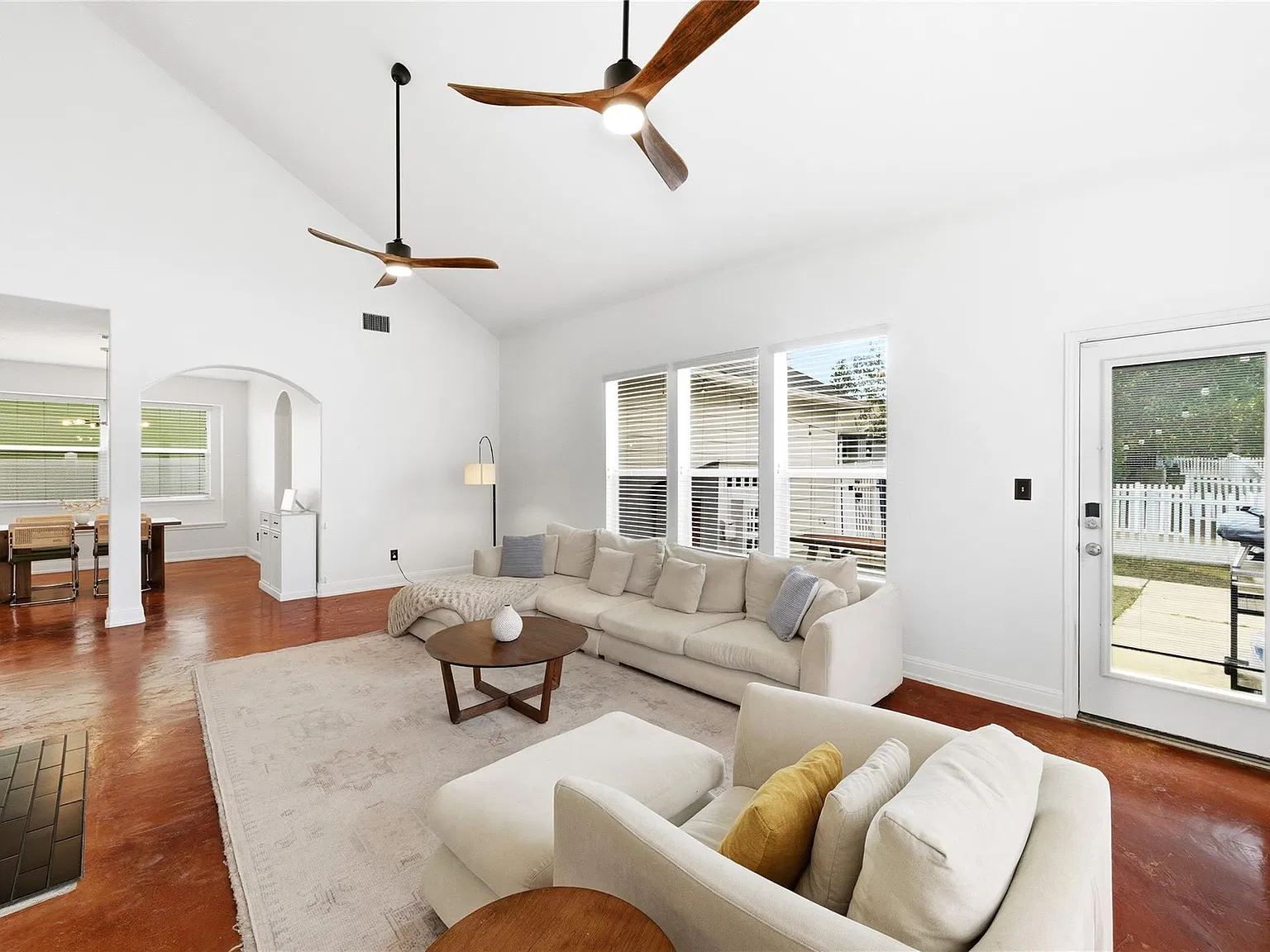 4 bed, 2.5 bath, 2722 sqft, $2,500 — Photo 4