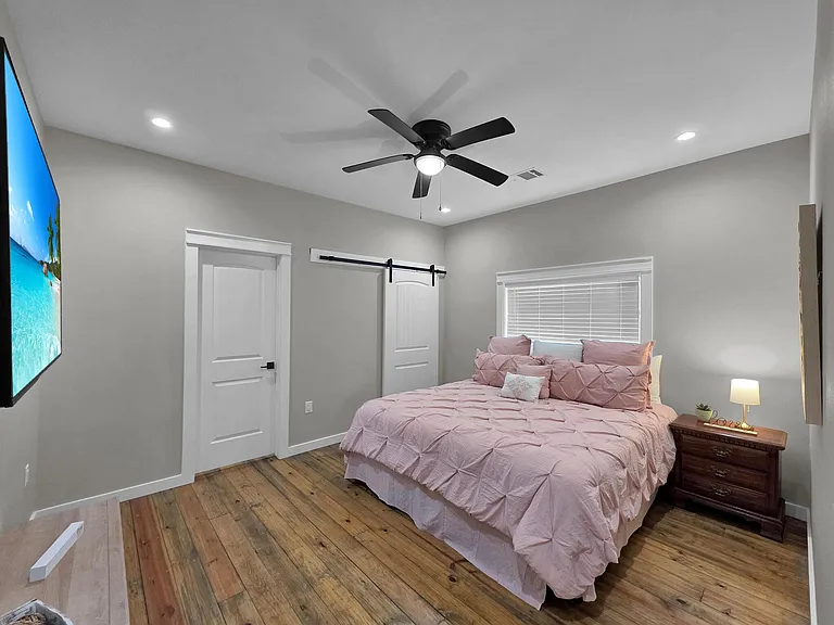 1049 Sunset Cir W — Photo 33