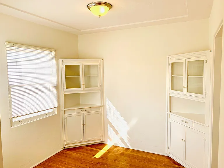 Beautiful 2bd/1ba Condo In Crown Point! W/ Garage & Laundry! $3,595/Mo — Photo 6