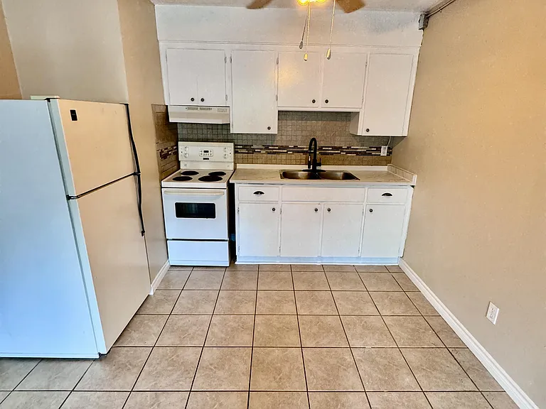 360 Tecumseh Rd W #203 — Photo 1