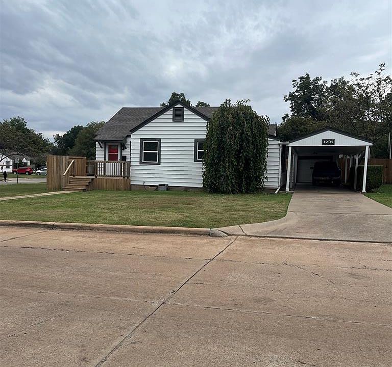 2nd image of 1202 NW Oak Ave