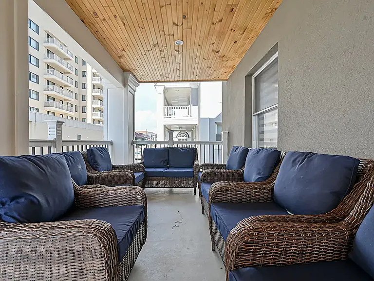107 S Austin Ave — Photo 2