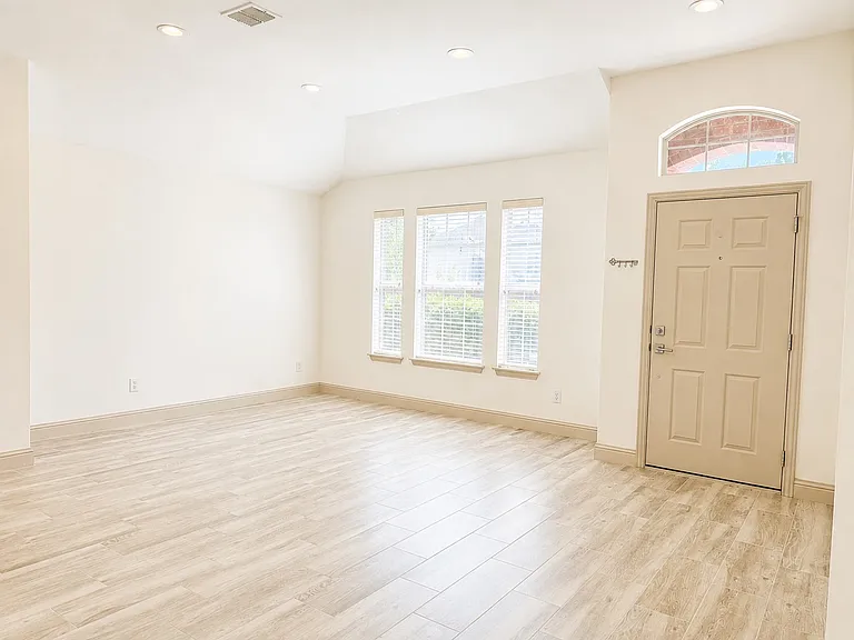 809 Big Bend Dr — Photo 2