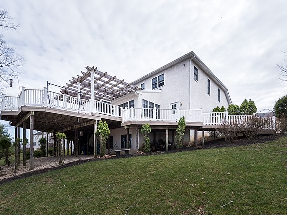 Expansive, wrap around deck