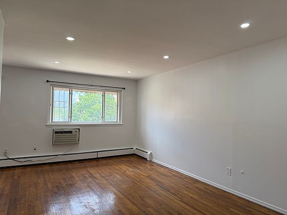 4th image of 13533 Coolidge Ave Floor 3