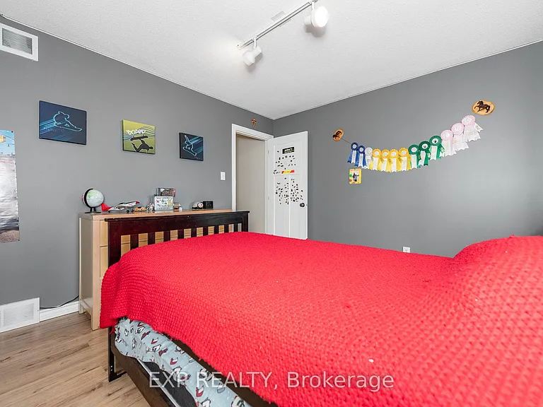 1238 Barnwell Cres — Photo 32
