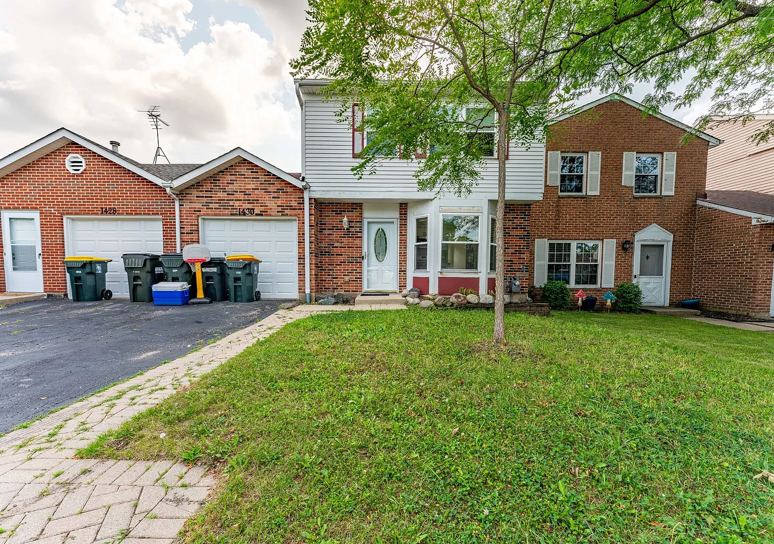 3 bed, 1.5 bath, 2700 sqft, $2,500 — Photo 1