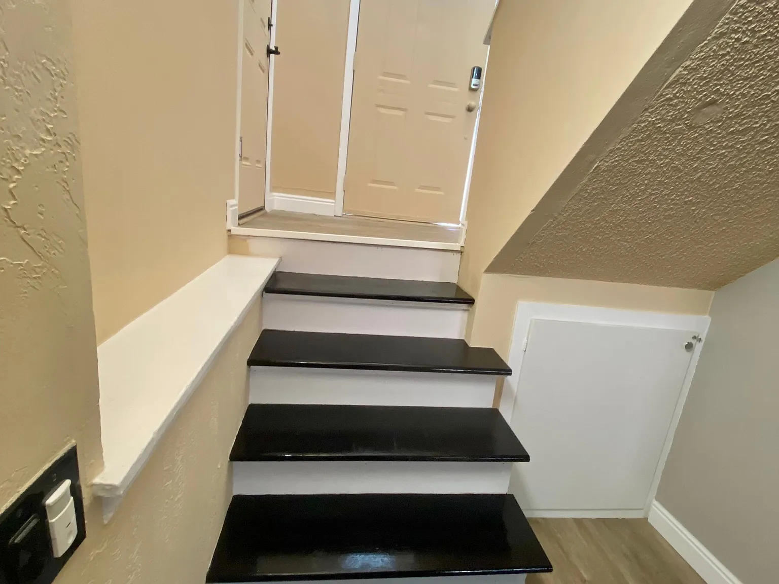 4 bed, 2.0 bath, 1823 sqft, $2,950 — Photo 2