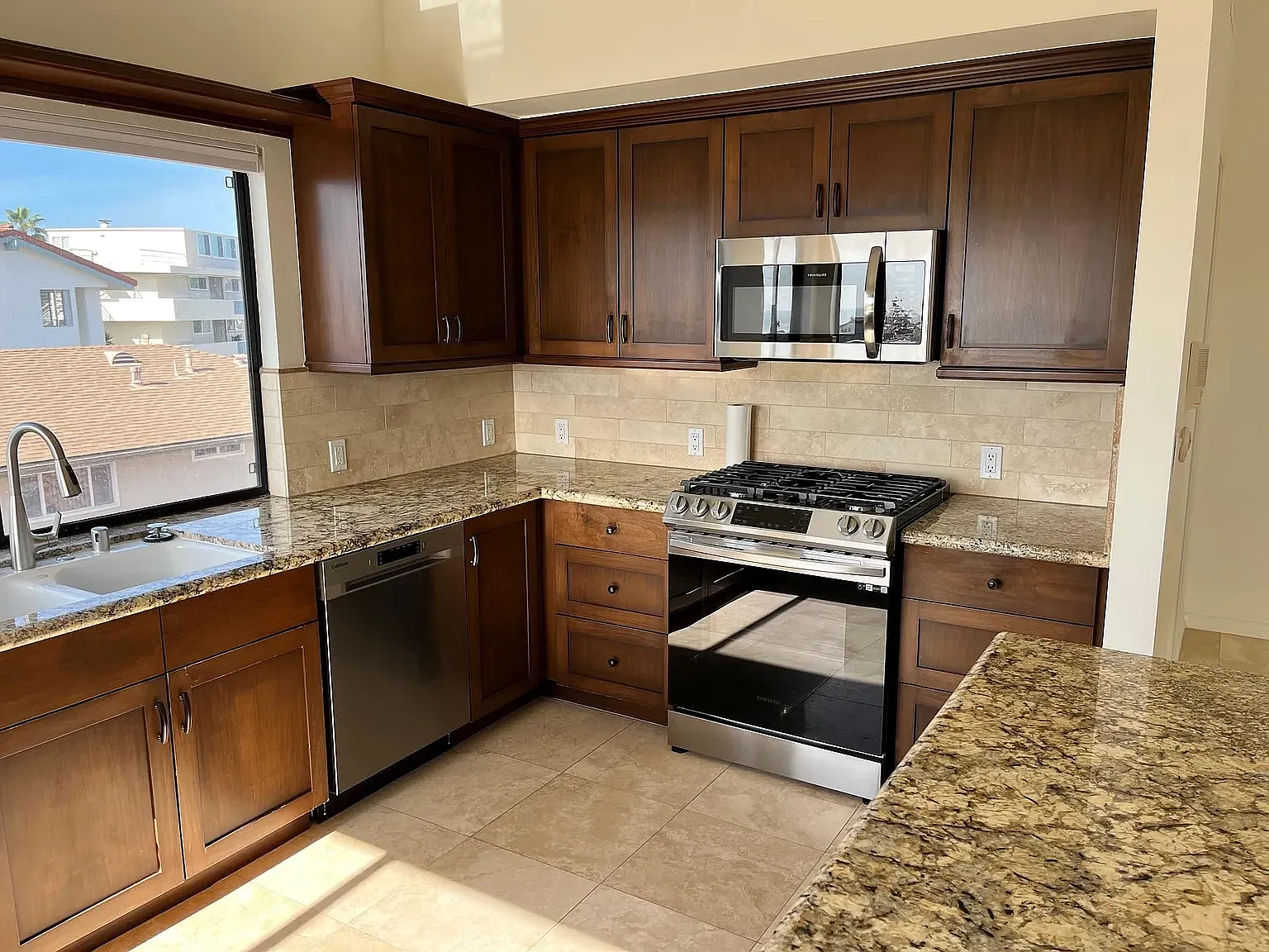 4 bed, 4.5 bath, 2380 sqft, $6,750 — Photo 3