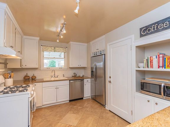 5th image of 2424 Rosyln Way