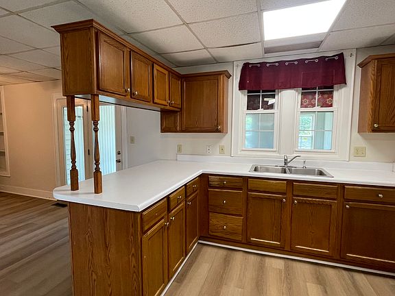 3rd image of 556 Victor Ave