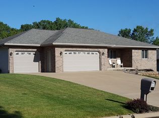 715 Birch Rdg N, Peosta, IA 52068
