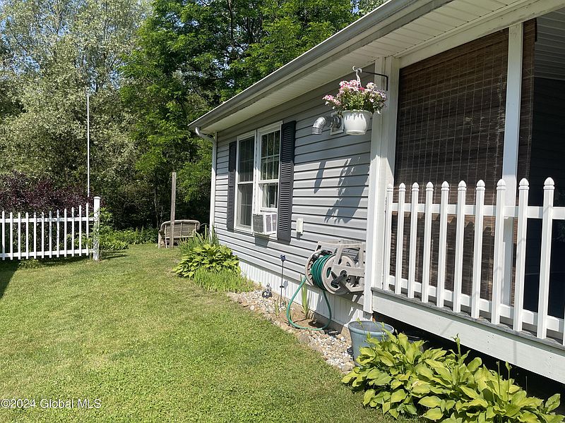 5th image of 135 Hart Road