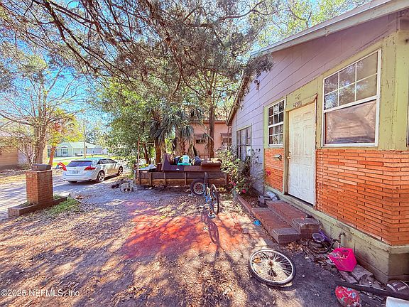 3rd image of 2908 WILCOX Street
