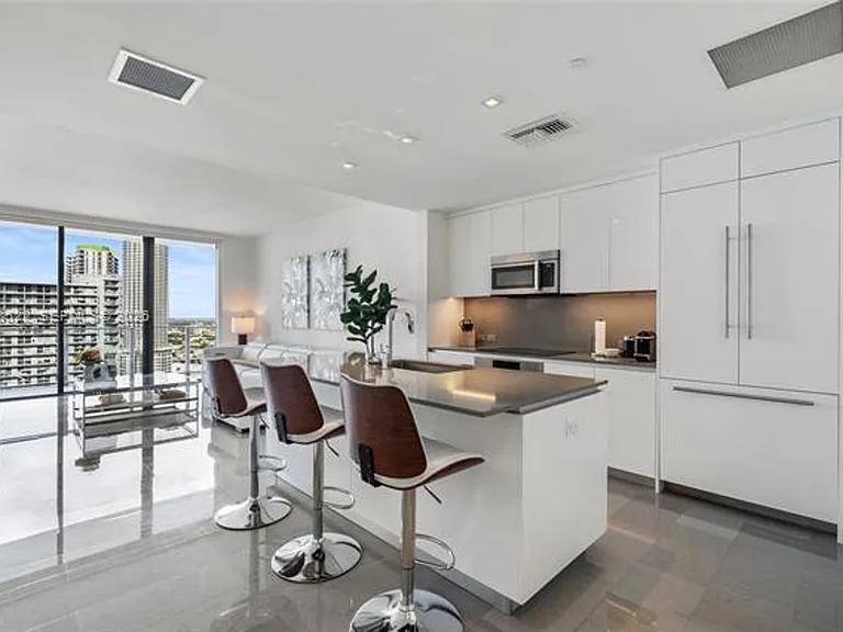 68 SE 6th St #CU-2306 — Photo 2