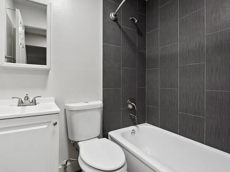 Beautiful Remodeled Apartments - includes washer/dryer Must See! — Photo 5