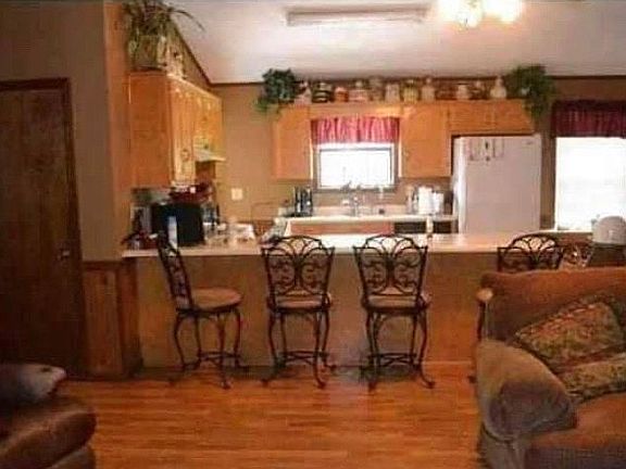 Kitchen and breakfast bar.