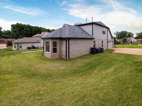 4th image of 40 Joseph Ct
