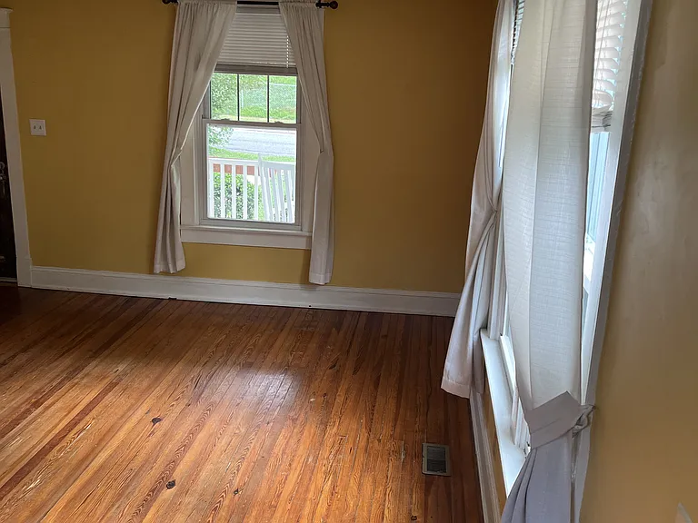 221 Warren Ave — Photo 6