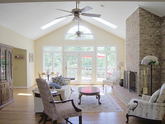 2nd image of 2526 Bella Vista Ln
