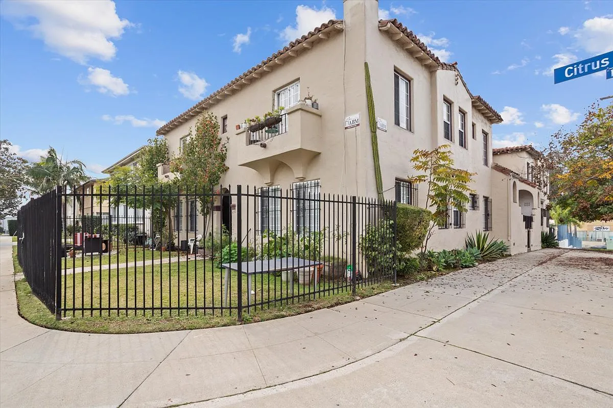 1 bed, 691 sqft, $2,200 — Photo 2