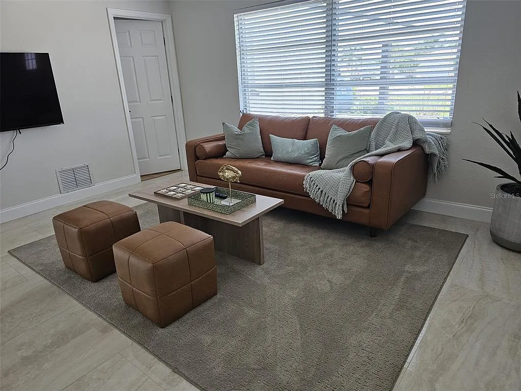 3 bed, 2.0 bath, 1367 sqft, $2,600 — Photo 2