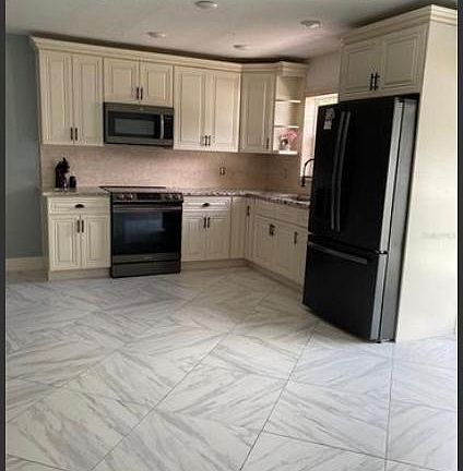 2nd image of 2075 Balfour Cir