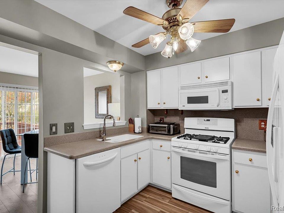 3947 Hunters Cir E, photo 9
