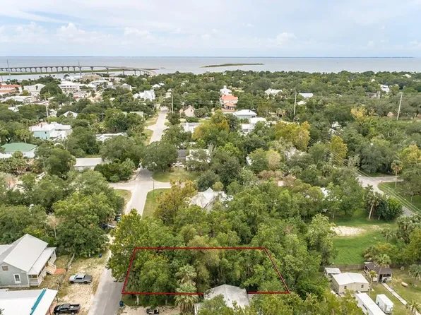 130 5th St, Apalachicola, FL 32320