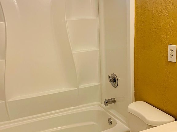 4th image of 1425 Holly Dr