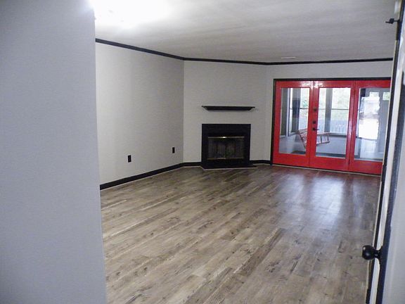 4th image of 403 Royal Oak Dr #1