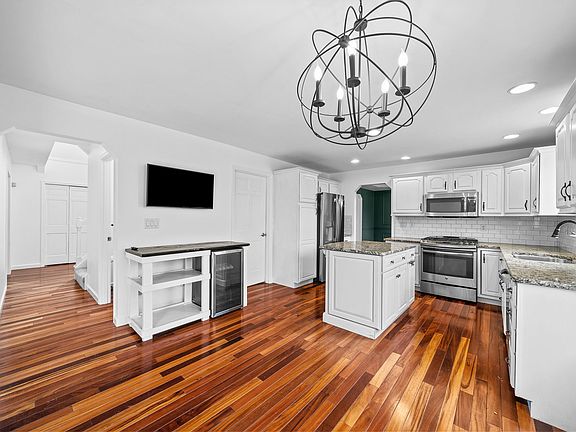 4th image of 203 Spencer Ct