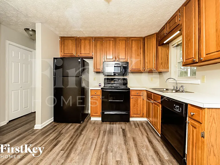 215 Brooks Dr — Photo 5