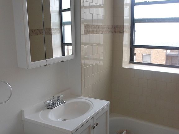 5th image of 3933 N Clarendon Ave APT 109