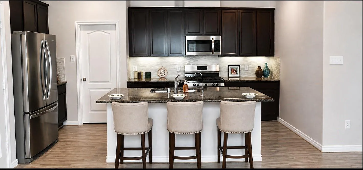 5 bed, 3.5 bath, 2335 sqft, $3,000 — Photo 2