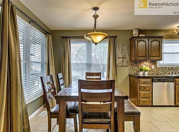 Breakfast Area & Kitchen!