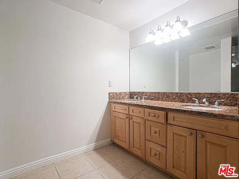 1042 S Kingsley Dr #Penthouse 2 — Photo 2