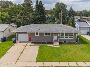 1035 Foster Dr, Dickinson, ND 58601