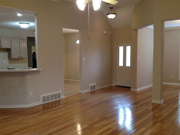 4th image of 9241 Fairmont Cir S