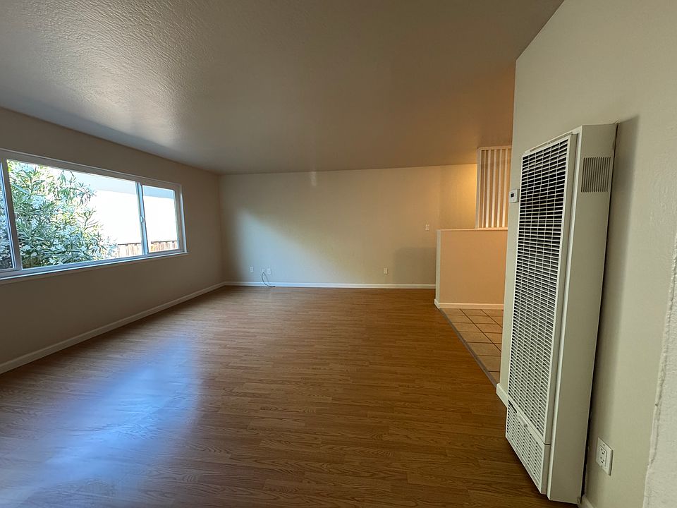 Living room (alternate view) 2br