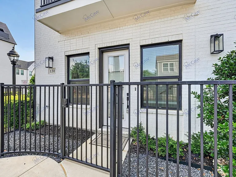 131 Thornton St — Photo 1