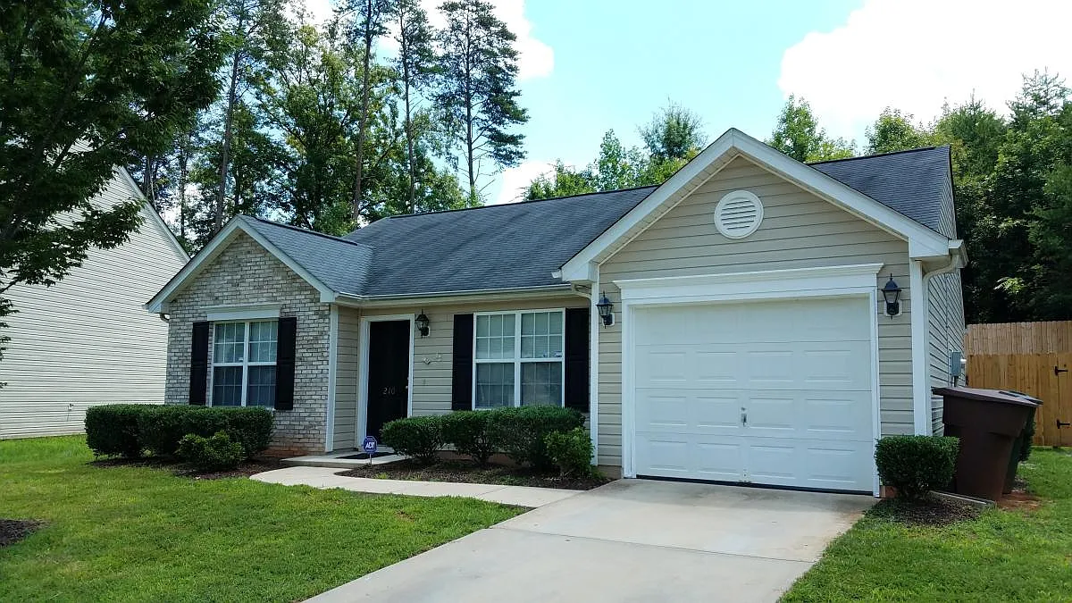 3 bed, 1192 sqft, $1,395 — Photo 1