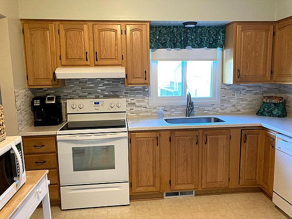 3rd image of 102 Longwood Dr