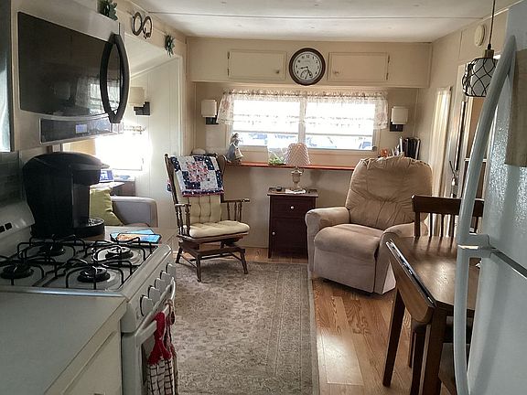 4th image of 31 Lily Dr