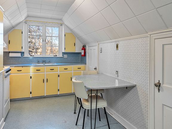 Cozy Kitchen with Washer/Dryer