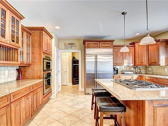 4th image of 78 Fredrick Dr
