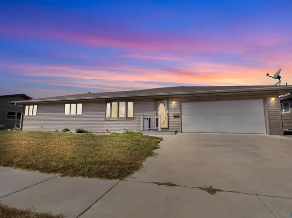 421 S Academy St, Lennox, SD 57039