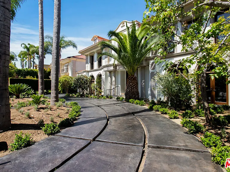 520 N Palm Dr — Photo 43