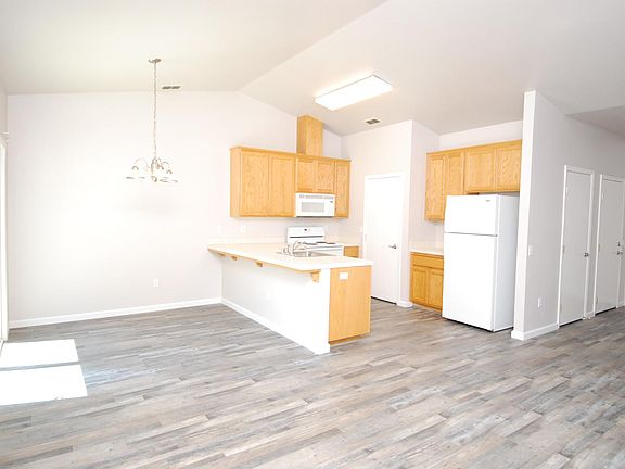 3rd image of 634 Pearl Pl APT D